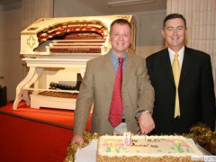 Simon Gledhill cuts the cake at the 25th anniversary Concert
